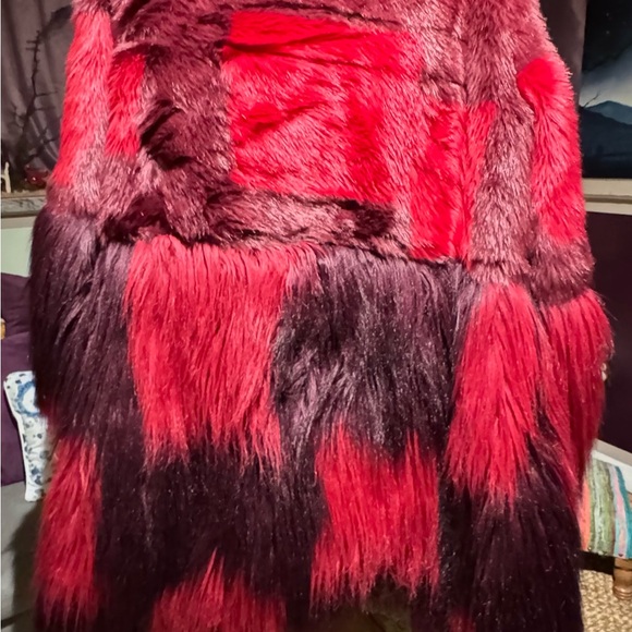 Luxurious Faux Fur Coat in Red and Purple - Picture 4 of 5